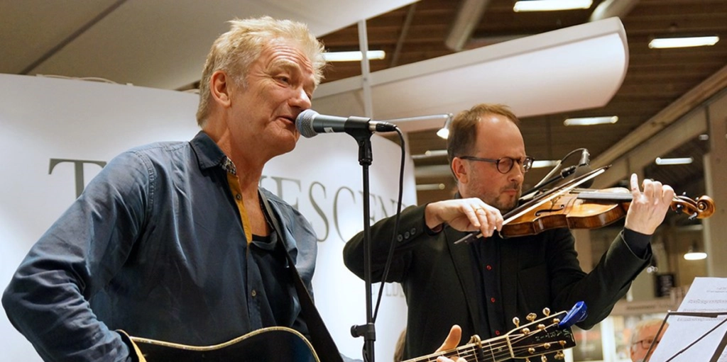 Læs hans rørende ord: Lars Lilholt reagerer på Johnny Madsens død