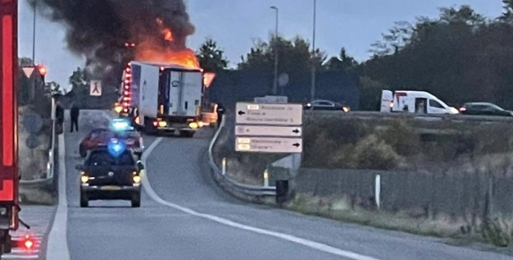 Lastbil brudt i brand: Motorvej spærret