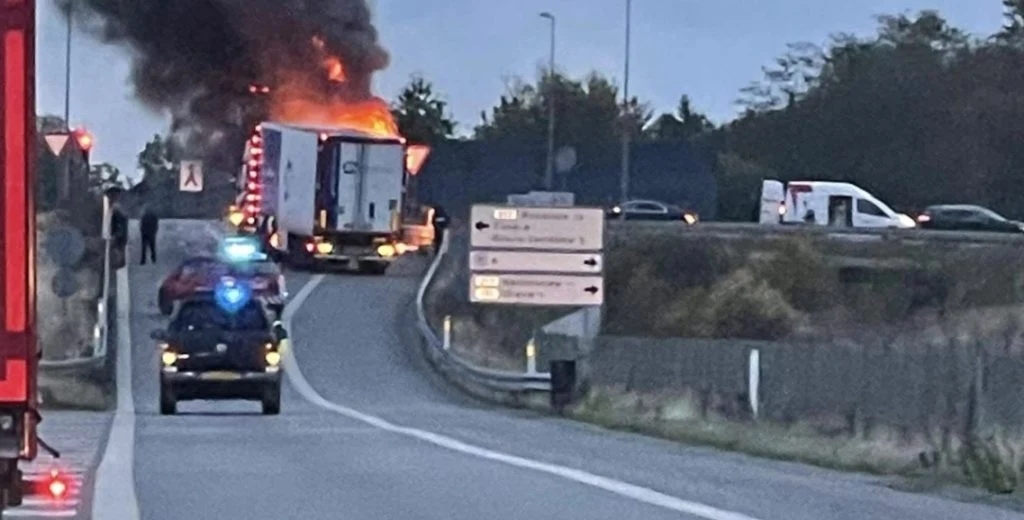 Lastbil brudt i brand: Motorvej spærret