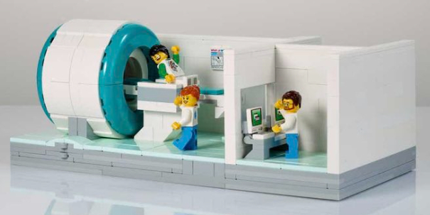 Dansk virksomhed donerer MRI-scanner modeller til hospitaler for at hjælpe børn med angst