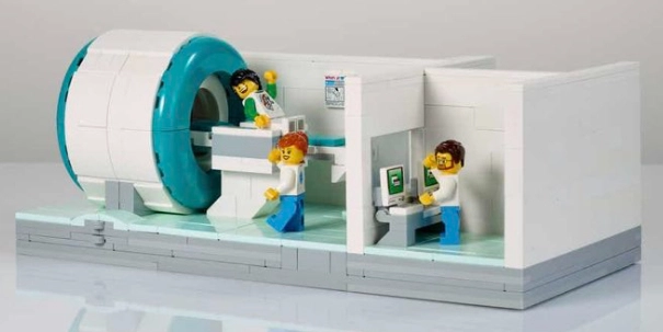 Dansk virksomhed donerer MRI-scanner modeller til hospitaler for at hjælpe børn med angst