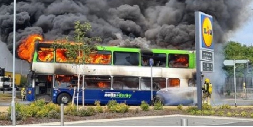 Stort drama ved Lidl: Skolebus i brand