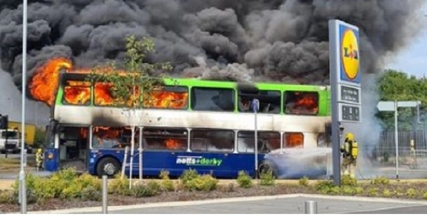 Stort drama ved Lidl: Skolebus i brand