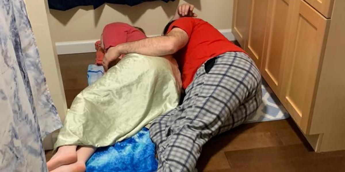 Konens billede går viralt: Derfor ligger hendes mand på gulvet ved siden af deres 13-årige datter