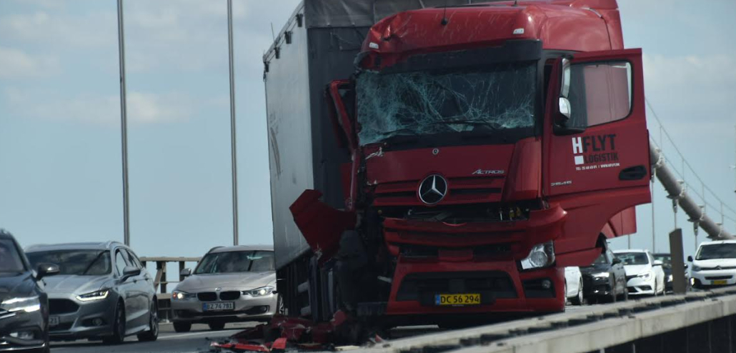Voldsom ulykke: Lillebæltsbroen spærret