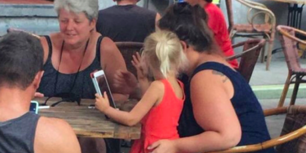 Hele nettet griner af denne lille pige: Kan du spotte problemet?