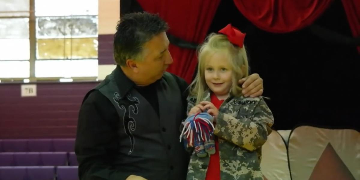 Pigen fortæller tryllekunstneren, at begge forældre er udsendt – så gør han noget vildt