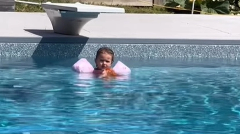 Mor hørte sin 3-årig datter skrige fra swimmingpoolen: Da hun forstår hvorfor, begynder hun at filme