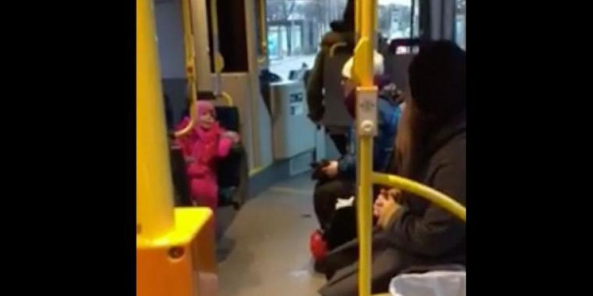 En lille pige begynder at synge i bussen i Stockholm – Så gør chaufføren noget uventet