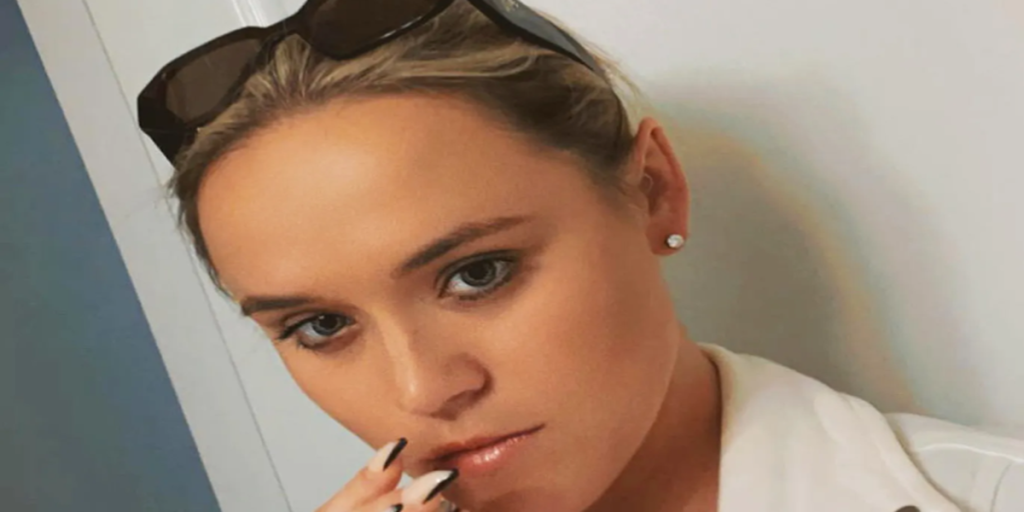 Lily ringer til politiet for at anmelde et tyveri: Kort tid efter, bliver hun selv anholdt