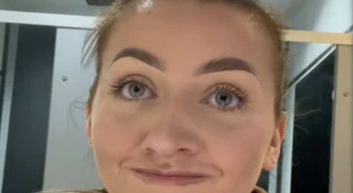 Kvinde brugte makeup trick fra TikTok med lim: Det kom hun hurtigt til at fortryde