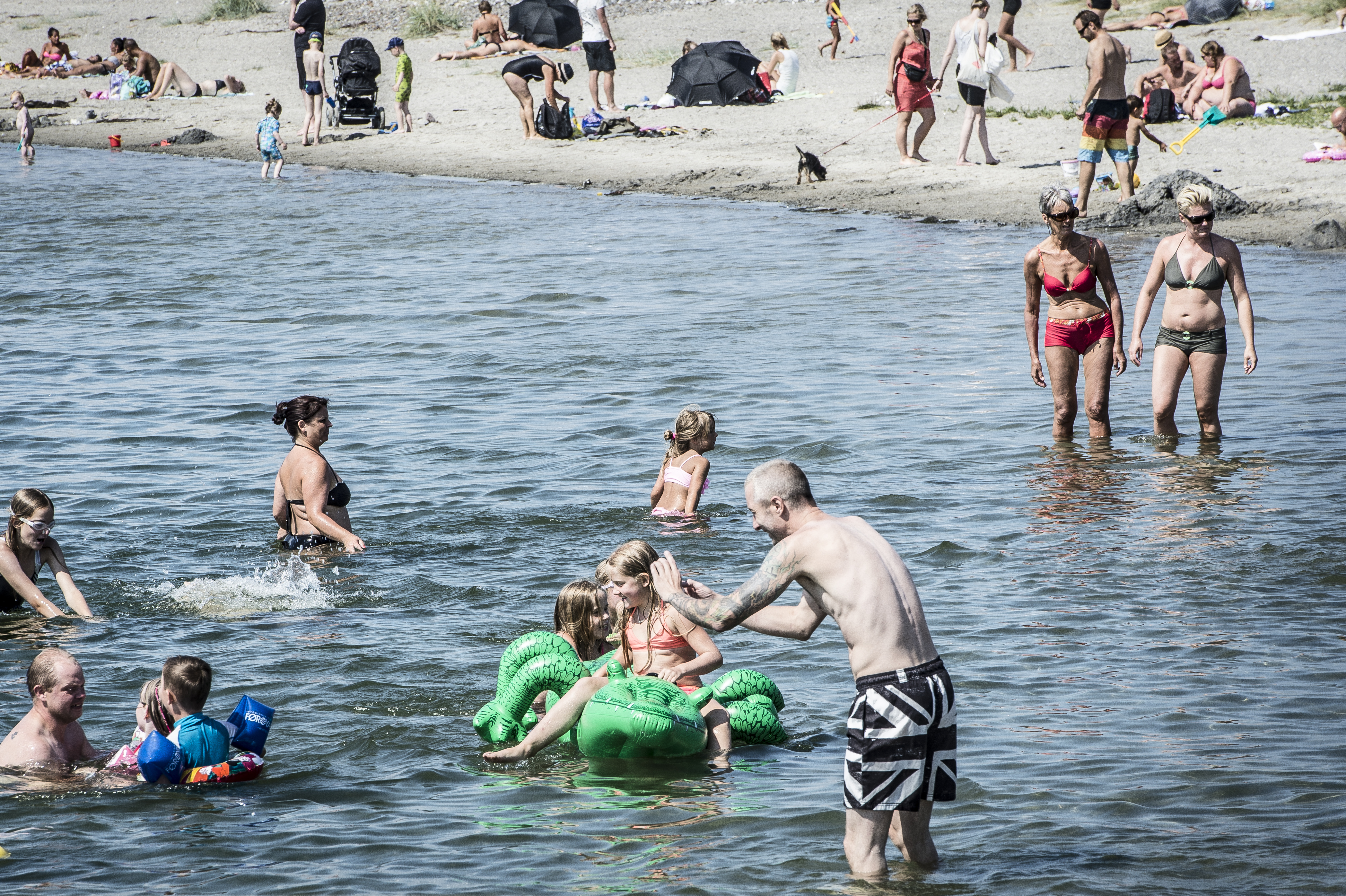 49-årig mand tog billeder af badende børn på stranden: Da han gav dem dette, greb de andre badegæster ind