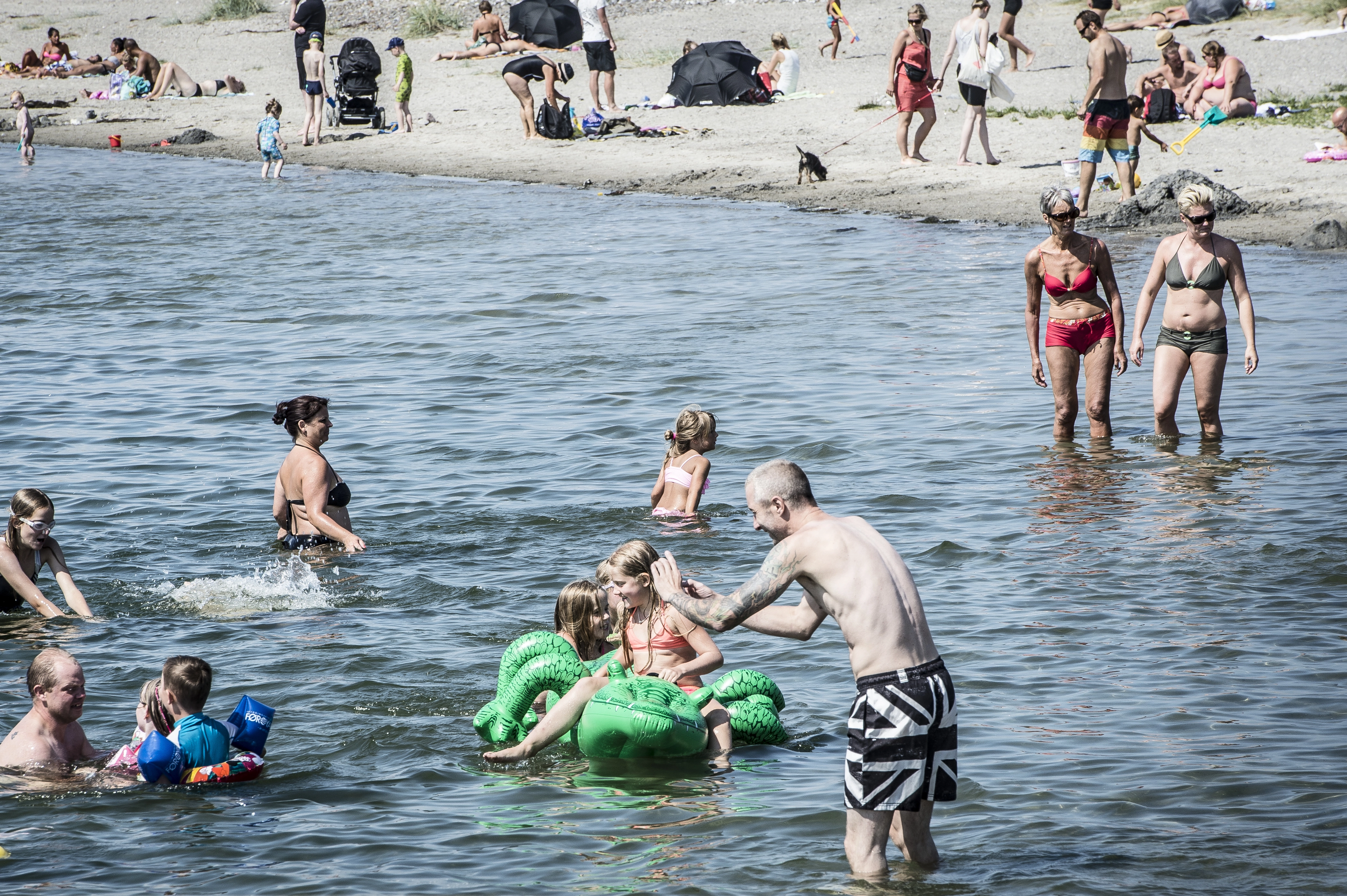 49-årig mand tog billeder af badende børn på stranden: Da han gav dem dette, greb de andre badegæster ind