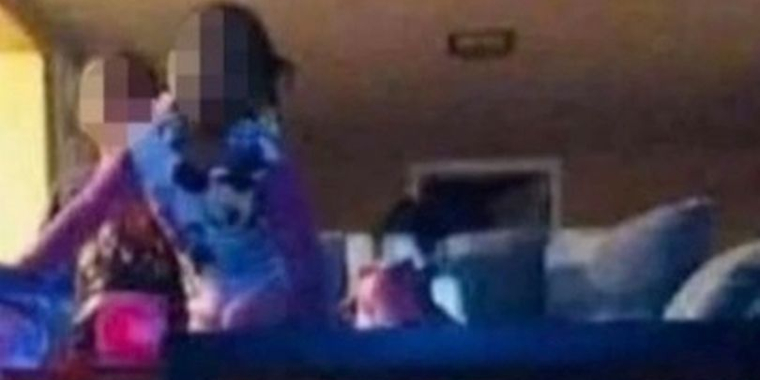 Mor forarger: Livestreamer på Facebook og beder venner ‘babysitte’ sine børn