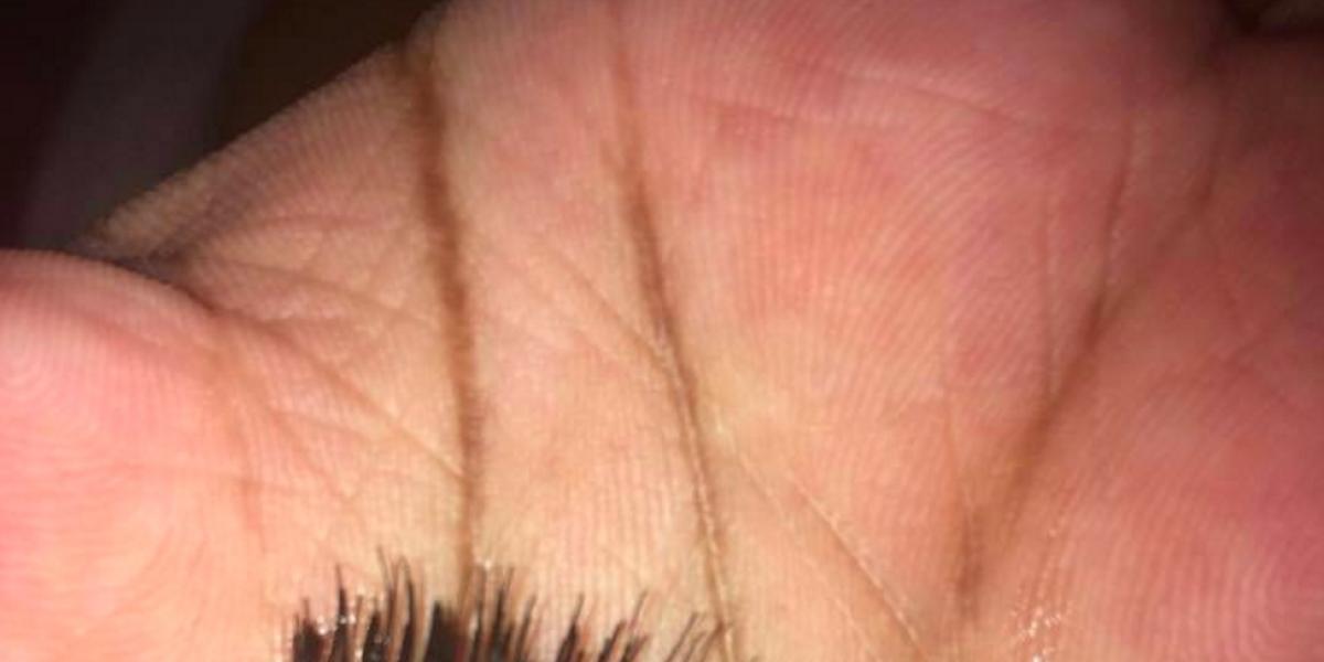 Hun går i panik, da noget rører hendes fod i badet – nu griner alle af hendes oplevelse under bruseren