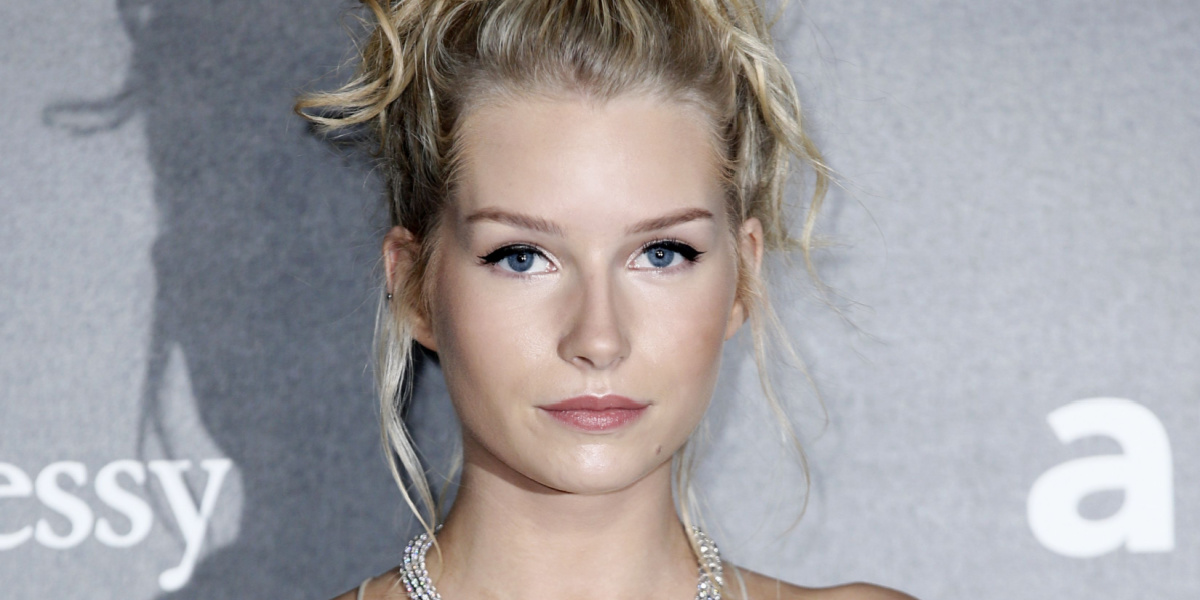 Kate Moss’ søster Lottie Moss smider tøjet: Viser brysterne frem