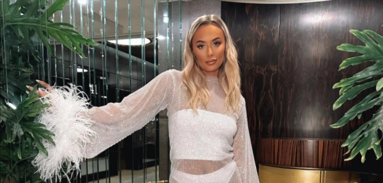 Love Island-stjerne viser bagdelen frem i gennemsigtig kjole