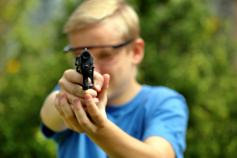 13-årig truede købmand med pistol: Ville have fat i cigaretter