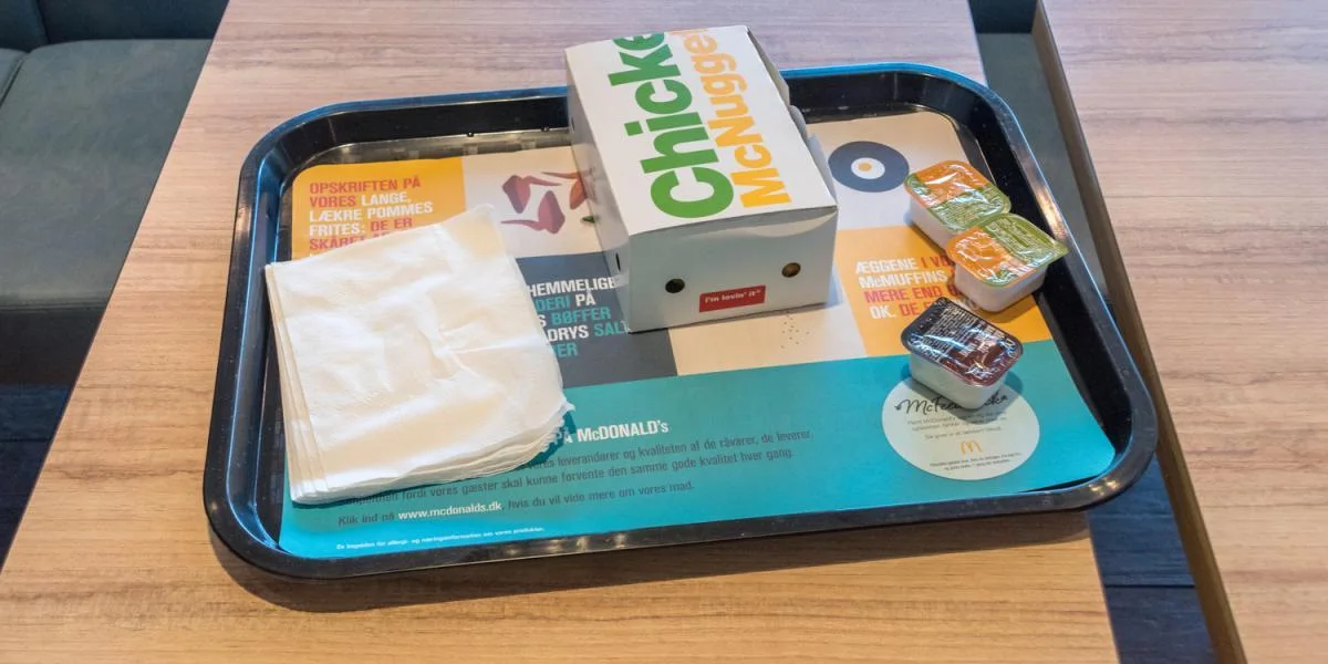Ægtepar fik takeaway fra McDonalds: Fik en kæmpe overraskelse, da de åbnede posen