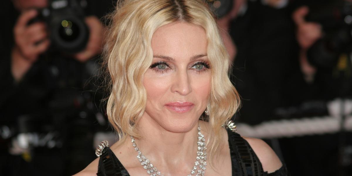 Madonna smider kludene: Overlader intet til fantasien