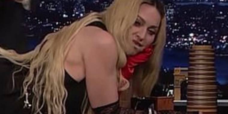 Madonna flasher numsen på live tv