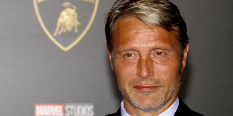 Nu afslører Mads Mikkelsen: Sådan blev han slave i Rihannas musikvideo