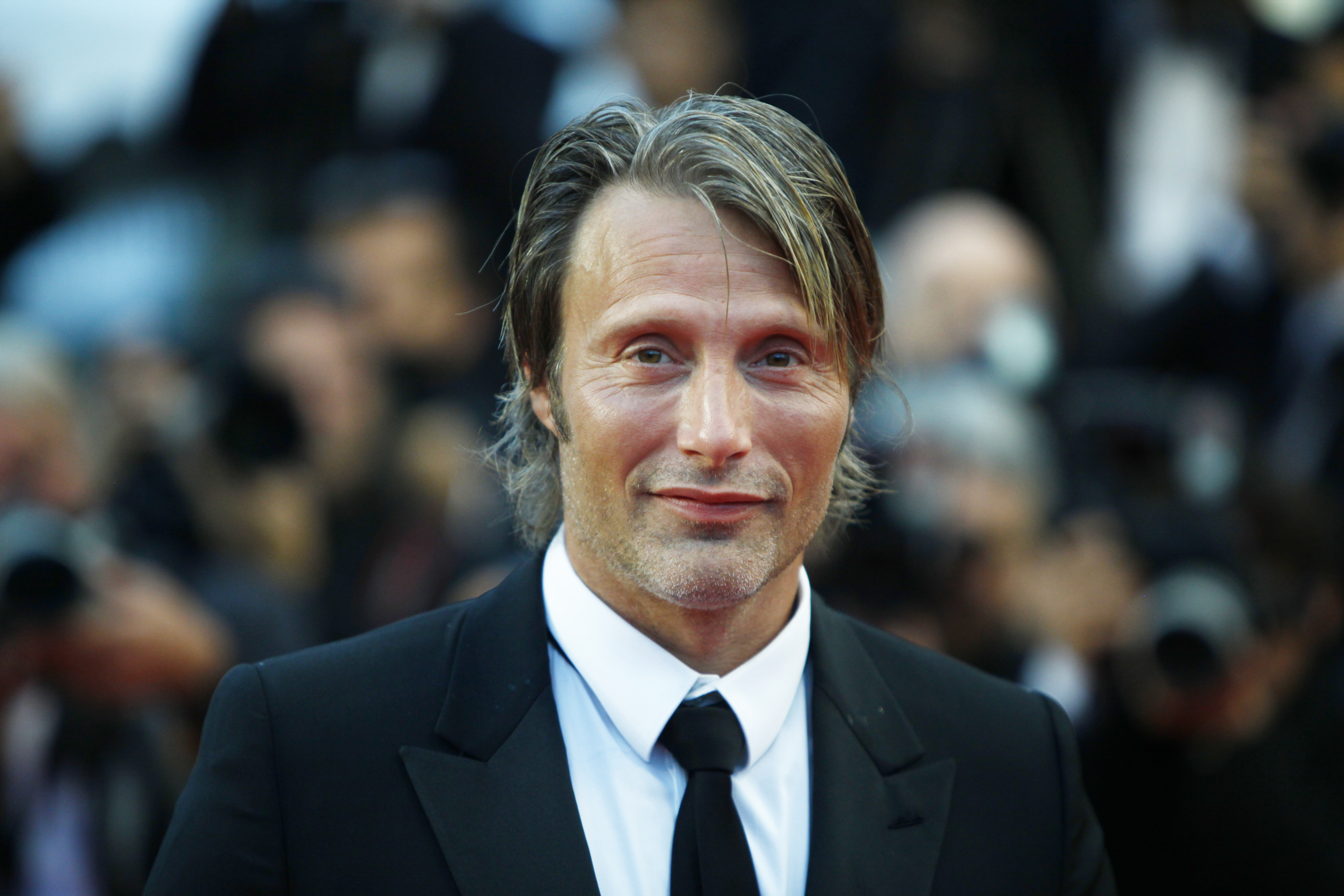 Mads Mikkelsen viser musklerne frem på nyt billede