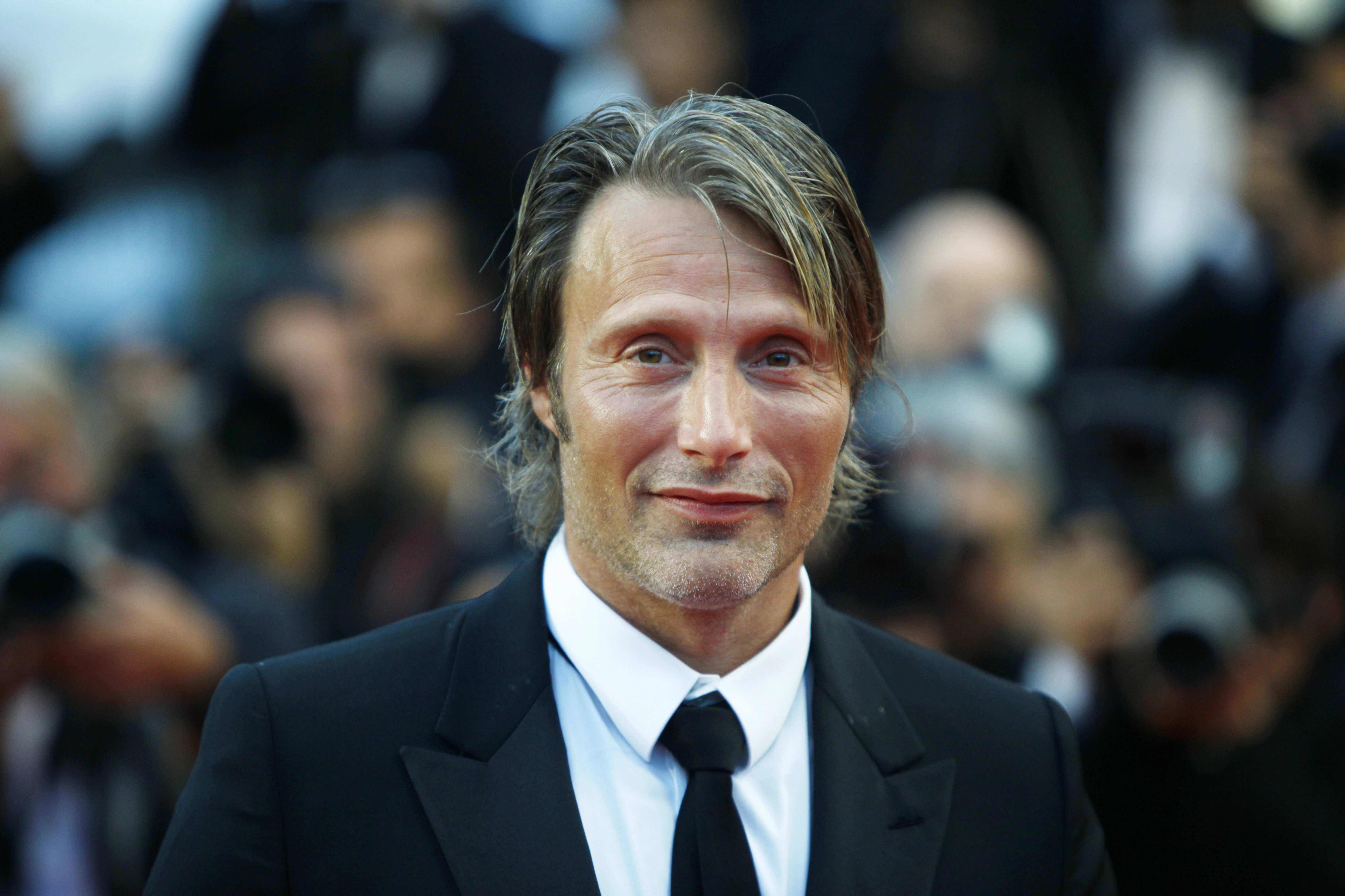 Mads Mikkelsen viser musklerne frem på nyt billede