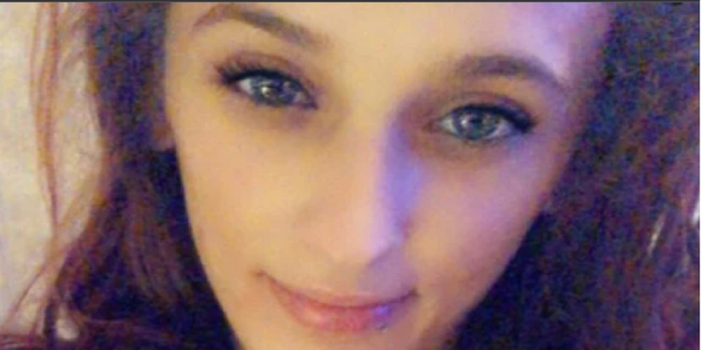 Kvinde skal hente sin post i postkassen: Da hun kigger i postkassen, får hun et kæmpe chok