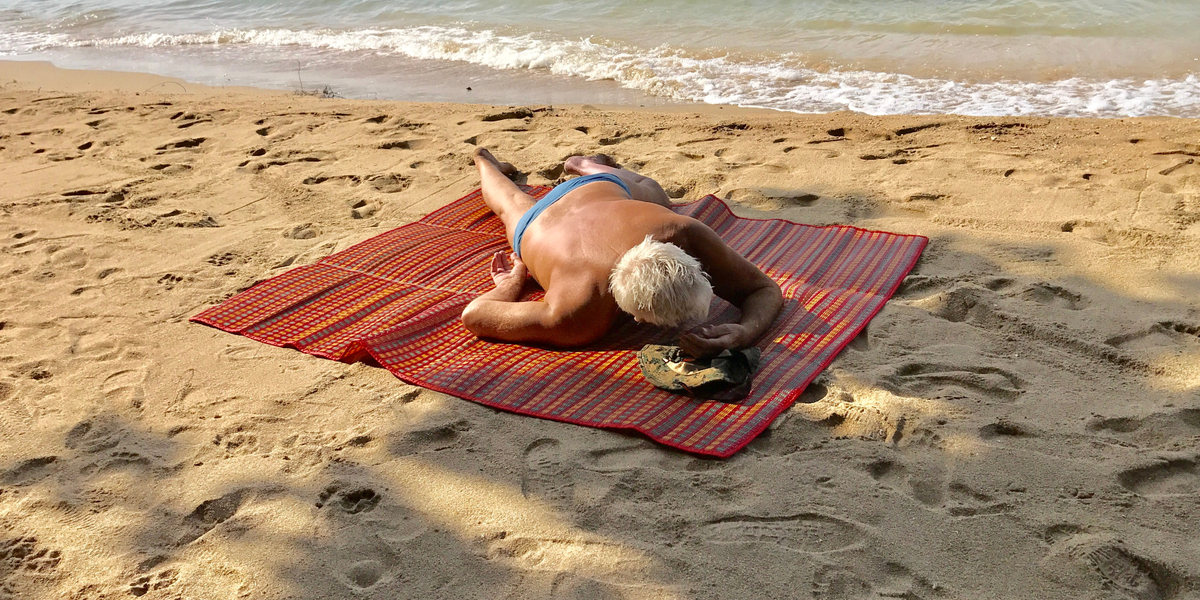 Tog i byen i Thailand: To dage senere blev han fundet nøgen på en strand uden erindring om de seneste to døgn