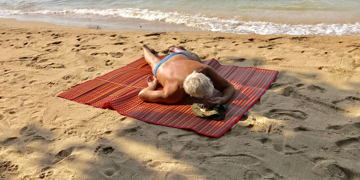 Tog i byen i Thailand: To dage senere blev han fundet nøgen på en strand uden erindring om de seneste to døgn