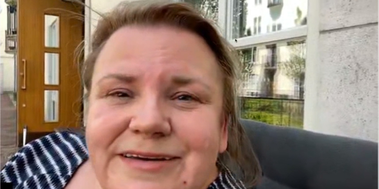 Maria sidder i kørestol: Personale nægtede at servere vin til hende