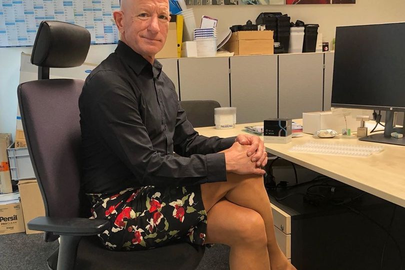 Mark gør op med kønsstereotyper: Går i nederdel og høje hæle på arbejdet