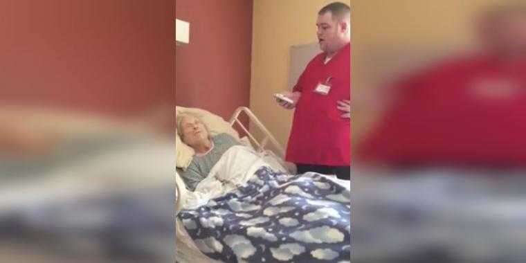 Sygeplejerske hører en høj lyd og åbner døren til patients værelse: Fanger sin kollega gøre dette