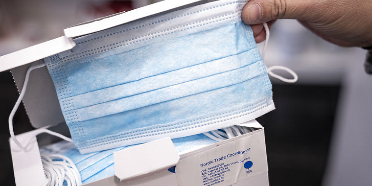 Nu ændrer Sundhedsstyrelsen mening: Danskere bør bære masker