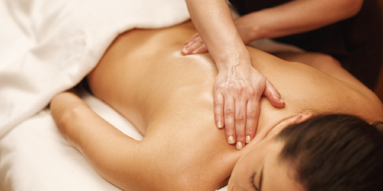 55-årig massør dømt i retten: Stak finger op i klient