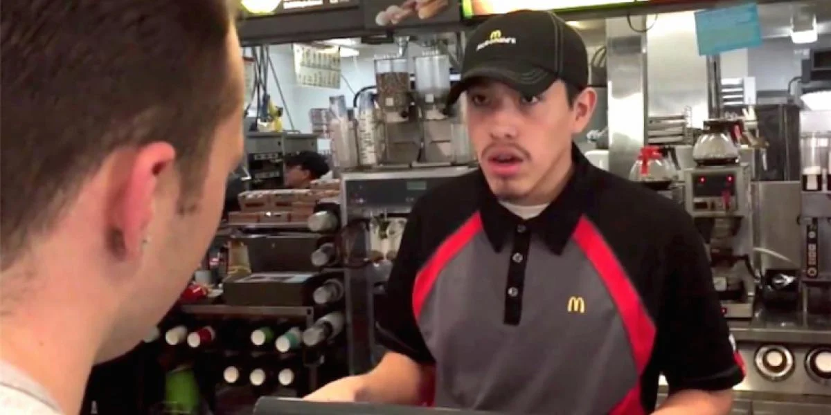 McDonald’s-ekspedient taber kæben, da to teenagedrenge kommer hen til kassen og bestiller for 1.000 kroner