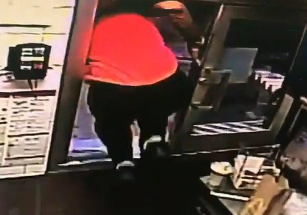 Medarbejder på McDonald’s er klar til at tage mod bestilling – men pludselig springer han ud af vinduet