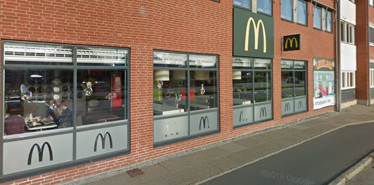23-årig skulle møde bekendt på McDonalds: Det kom han til at fortryde