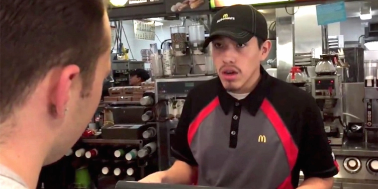 McDonald’s-ekspedient taber kæben, da to teenagedrenge kommer hen til kassen og bestiller for 1.000 kroner