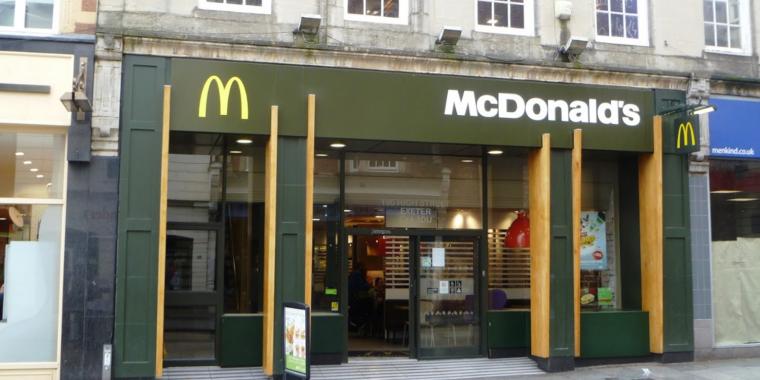 Mor i chok efter 4-årige Kaya kommer ud fra toilet på McDonald’s og græder af smerte