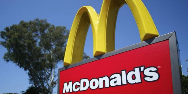 Kvindelig kunde kastede kaffe på McDonald’s-medarbejder: Det fortrød hun straks