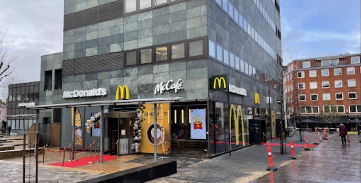 Mand angreb flere gæster på McDonald’s: Personalet måtte trykke på overfaldsalarmen