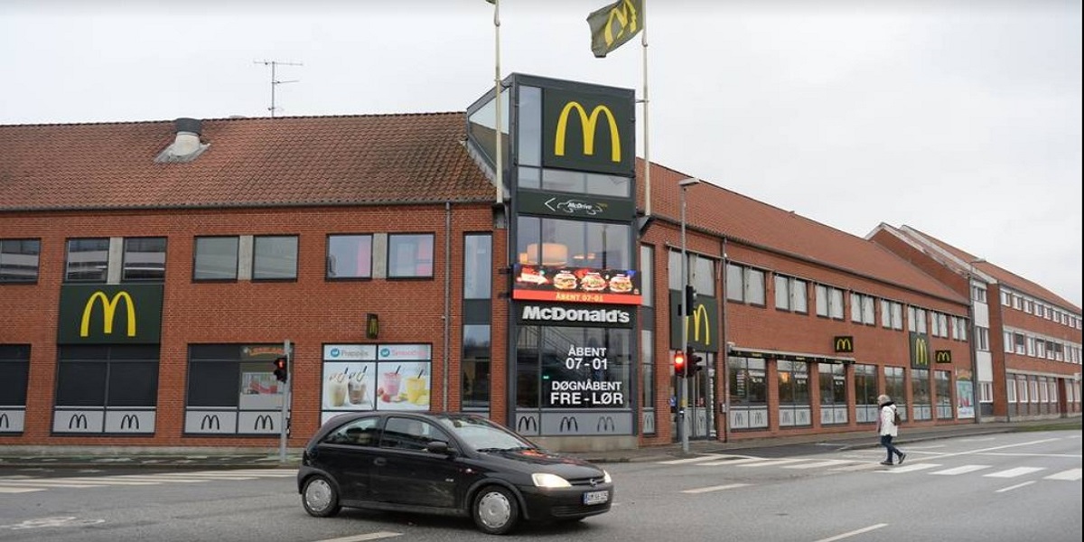 Politiet søger vidner: Wolt-bud udsat for grov vold på McDonald’s
