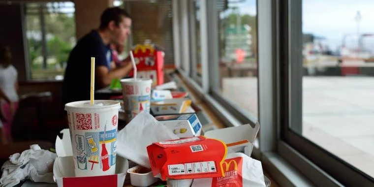 Kvinde køber en menu til en hjemløs på McDonald’s – fortryder det med det samme