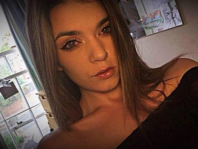 17-årig fundet død: Ringede til venner for at anmelde voldtægt