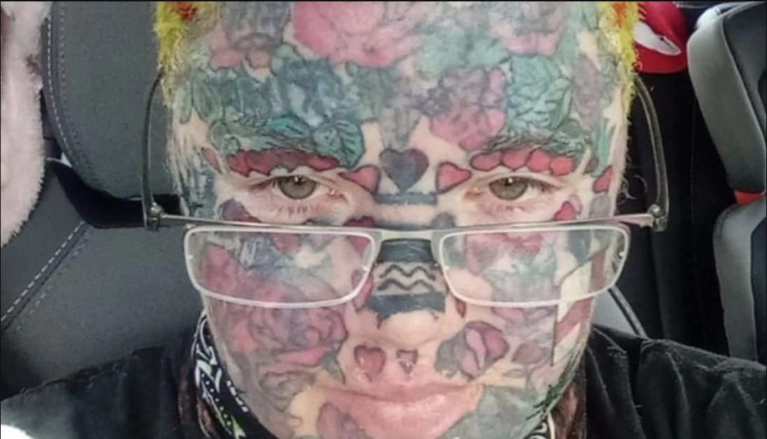 Mor der ikke kan få job på grund af hendes tatoveringer i opråb: “Jeg tager hvad jeg kan få”