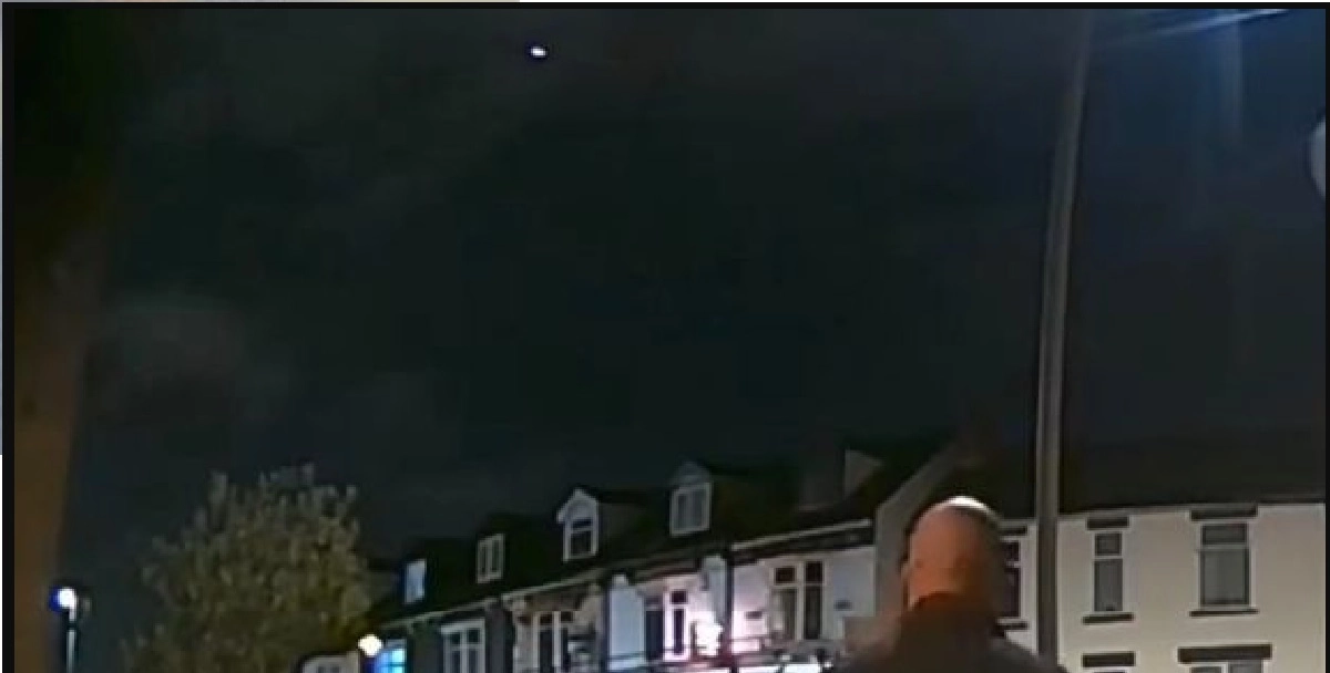 Se billedet: Folk i chok over meteor-lignende genstand på himlen