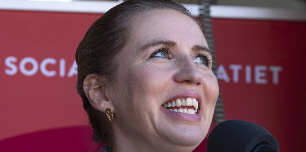 Mette Frederiksen og co. griner hele vejen ned til banken: Så meget mere står de til at få i ekstra-lønforhøjelse