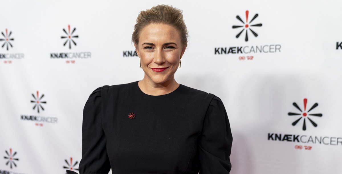 BH-løs ‘Nybygger’-dommer slår sig løs i gennemsigtig kjole: Mette Helena deler dejlige billeder fra en skøn aften